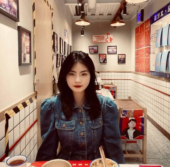 重庆天然极品女神，皮肤雪白，前凸后翘，敏感水多，叫床声音好听